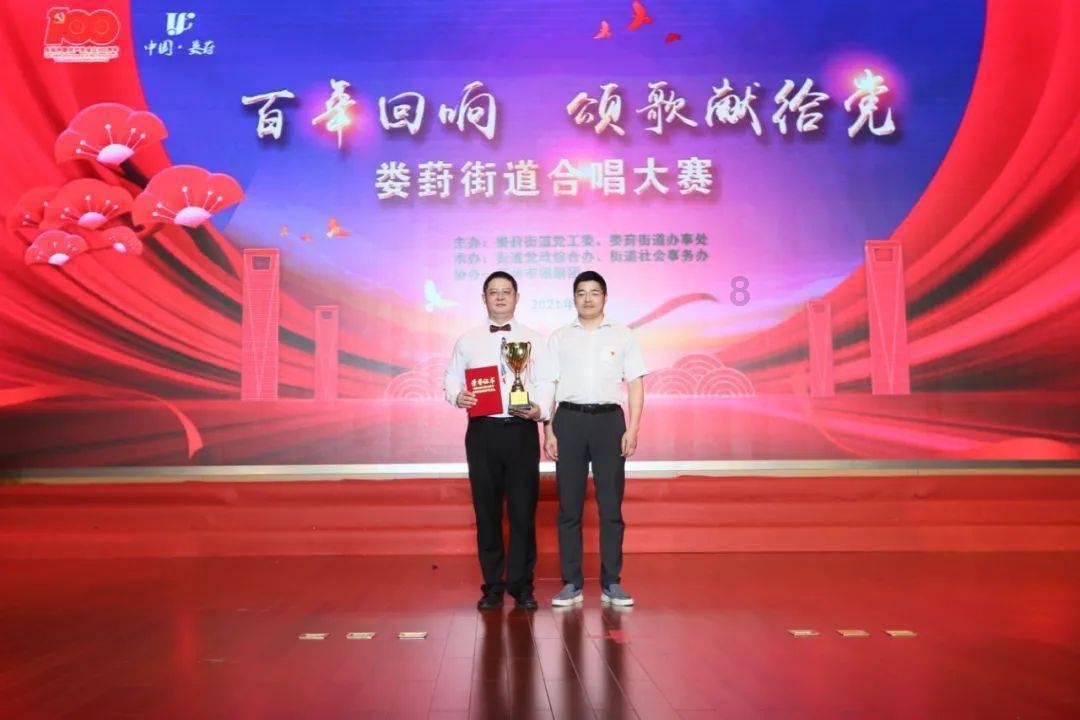 可爱女孩参加宴会